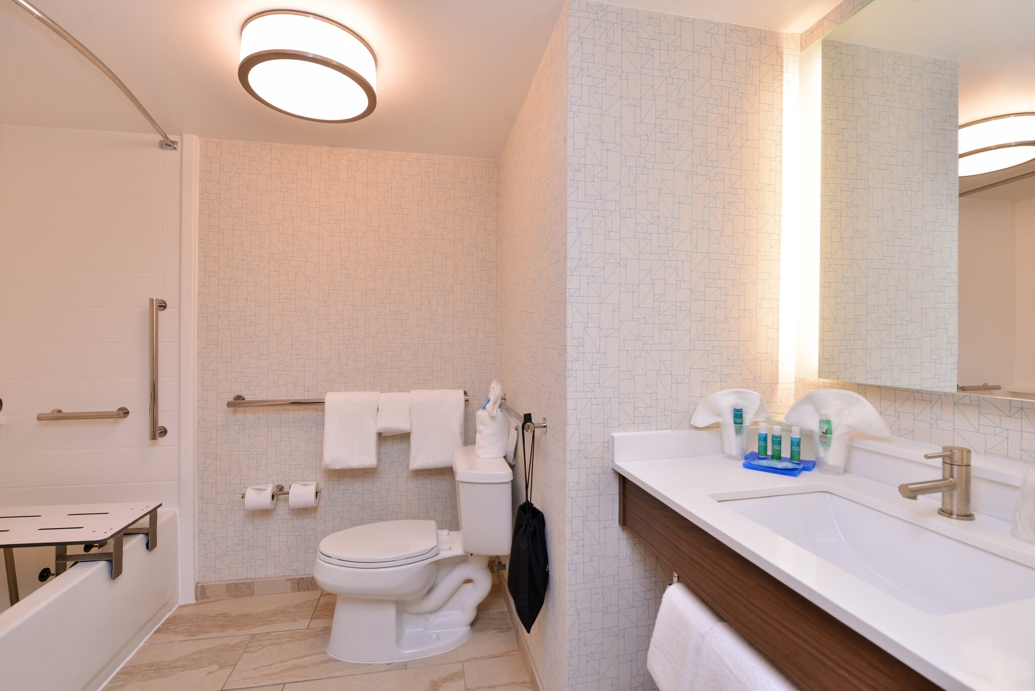 Holiday Inn Express & Suites INDIANAPOLIS DTN-CONV CTR AREA - Tap to explore photos
