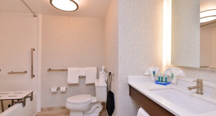 Holiday Inn Express & Suites INDIANAPOLIS DTN-CONV CTR AREA Room Type - 1 King Standard Comm Accessible Tub