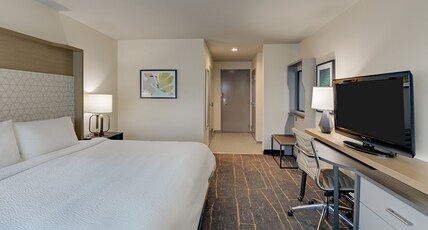 Holiday Inn MOBILE - AIRPORT Room Type - 1 King Bed Executive Premium