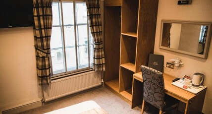 OYO The Red Lion Hotel Room Type - Standard Double Room