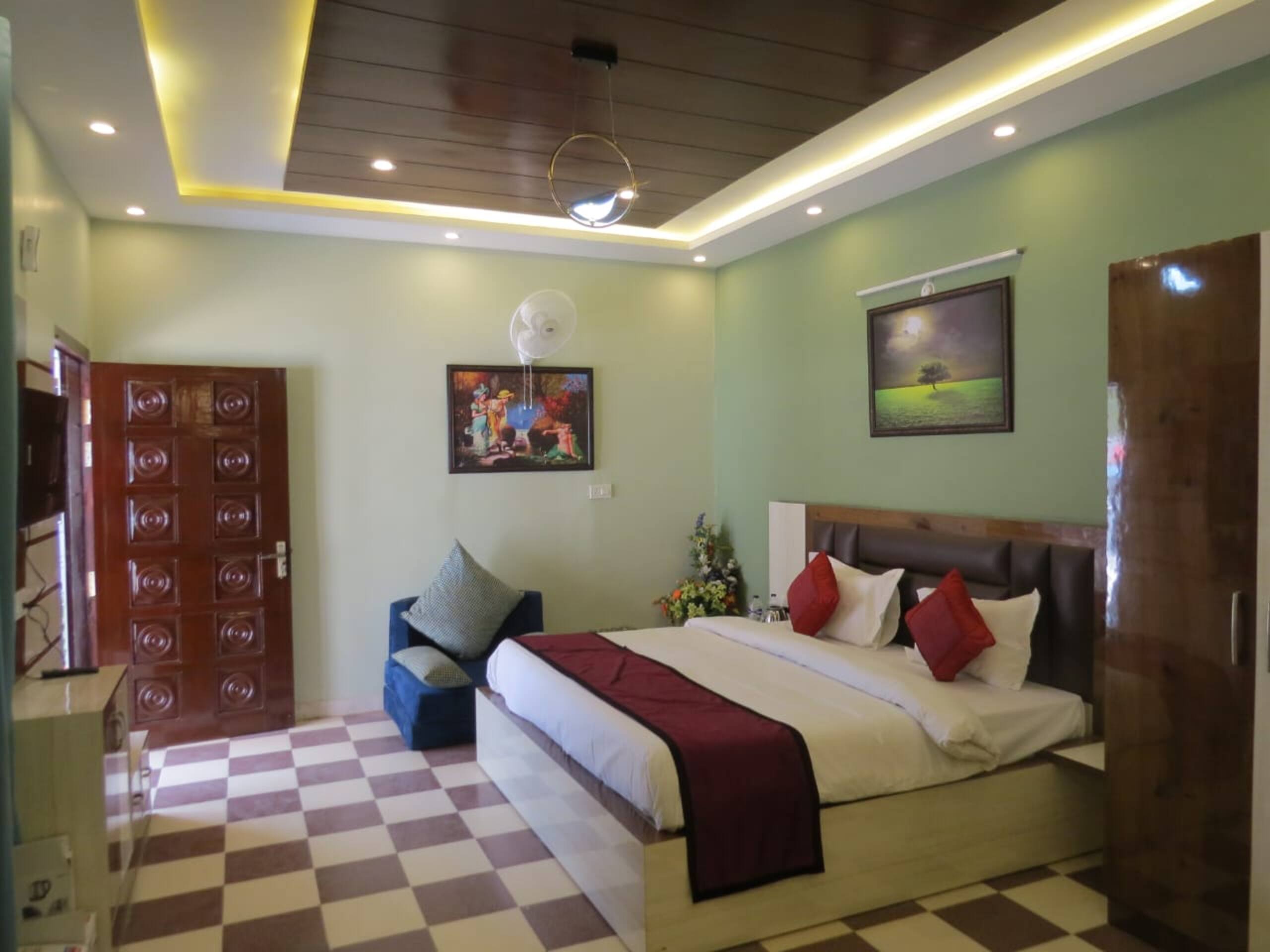 3 BR Comfy Stay with Kitchen Near Kainchi Dham - Tap to explore photos