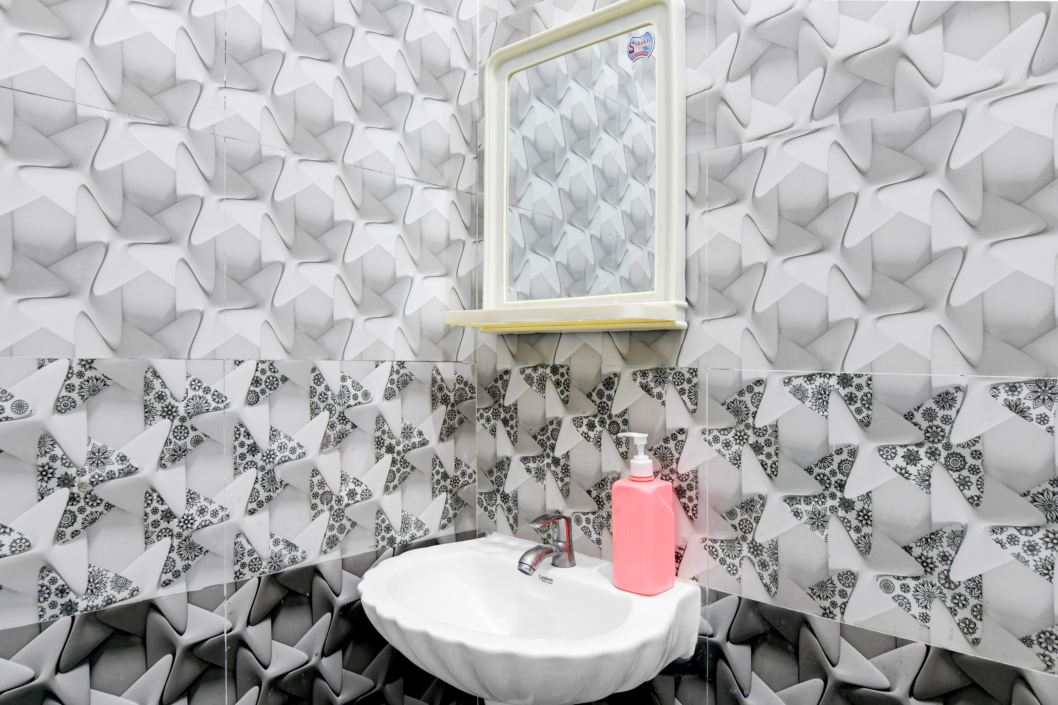 Hotel O Mo Kudia - Tap to explore photos