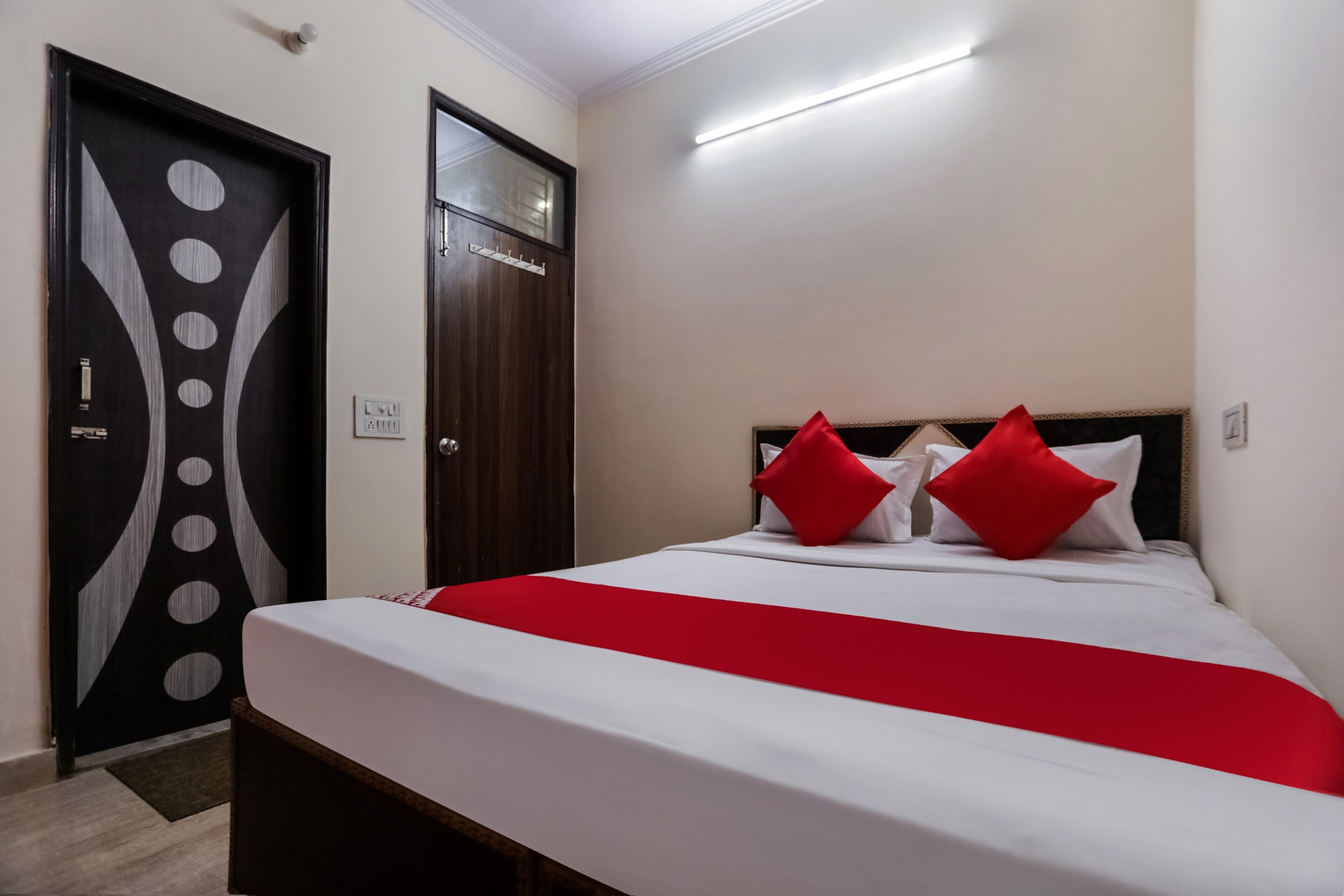 OYO Hotel Sunshine Near Akshardham - Tap to explore photos