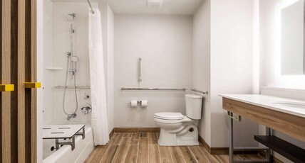 Hampton Inn Verona at Turning Stone+++ Room Type - 1 KNG ACCESSIBLE TUB NS