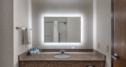 Holiday Inn Express & Suites GRENADA Room Type - 1 King Bed Standard Comm Access