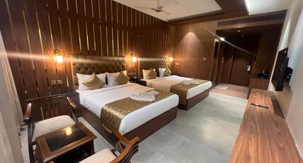 Hyders Mahal & Hotel Room Type - FAMILY ROOM WITH 1 KING SIZE BED 1 QUEEN SIZE BED