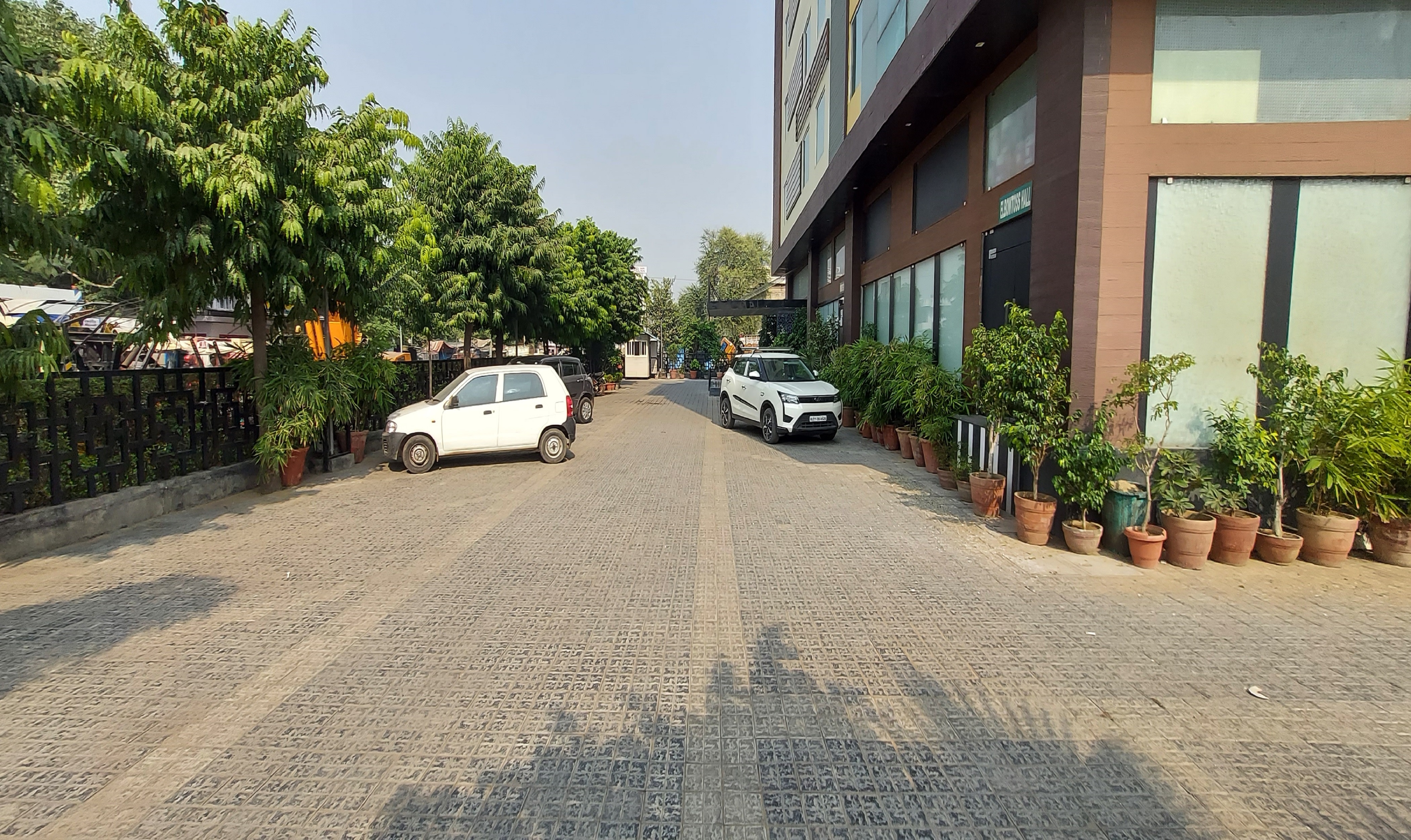 Broadway Inn - Tap to explore photos