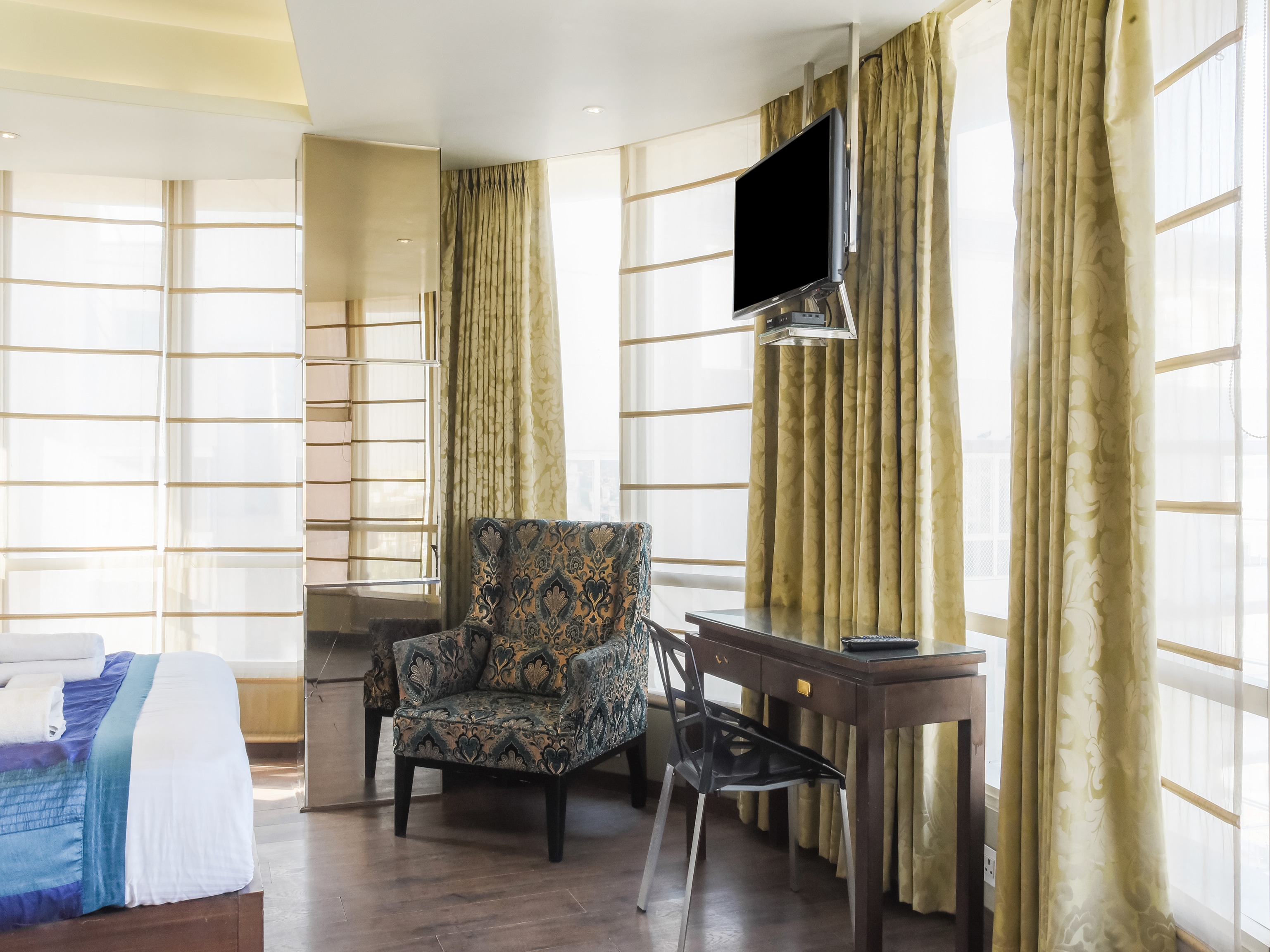 Hotel Golden Oak - Tap to explore photos