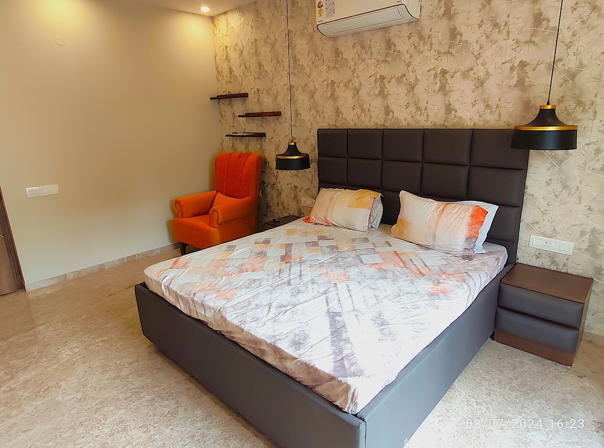 Luxury Room 1 with Ensuite in Sec 34D Chandigarh - Tap to explore photos