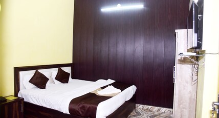 Hotel Shree Mahalaxmi Room Type - DELUXE ROOM (Sangam Special Offer )
