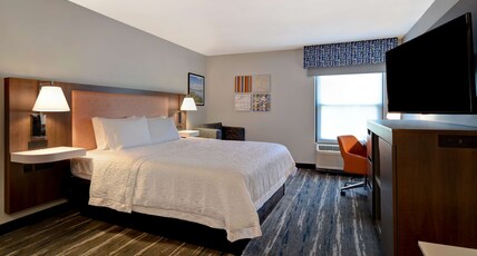 Hampton Inn Woodbridge Room Type - 1 KING BED NONSMOKING