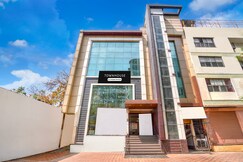 Townhouse Z Square Mall Formerly The Mall Road Inn