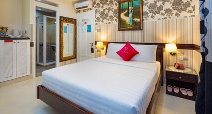 Pink Suite Saigon Airport Hotel Room Type - Executive Signature City View With Free Minibar Pink Suite Saigon Airport Hotel Room Type - Executive Signature City View With Free Minibar