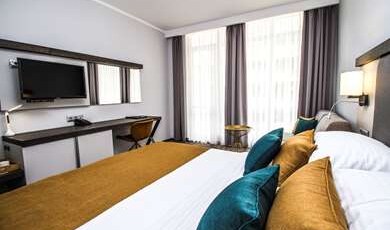 Best Western Plus Premium Inn Room Type - 1 King Bed, Non-Smoking, Comfort Room, Sofabed, Balcony, Pool View, Wi-Fi, Full Breakfast