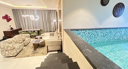 OMAYA SUITES Room Type - Royal Suite City View with Inside Pool with Bar
