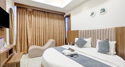 HOTEL LEE PARAMOUNT Room Type - Round bed with love couch