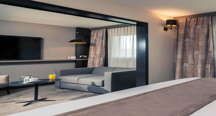 Mercure Paris Porte de Pantin Room Type - Suite with double bed and sofa