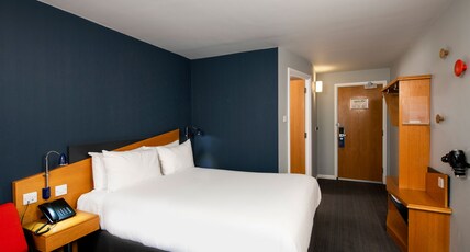 Holiday Inn Express HAMILTON Room Type - 1 Double Standard with Free Hot Breakfast