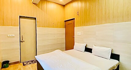 Shri Mudgal Rishi Dham Room Type - Premium Double bedroom
