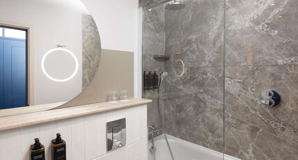Mercure London Earls Court Room Type - Superior Room with 1 King Size Bed, Bath and City View Mercure London Earls Court Room Type - Superior Room with 1 King Size Bed, Bath and City View