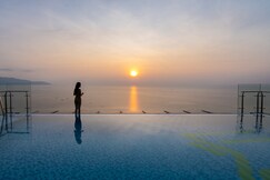 Maximilan Danang Beach Hotel