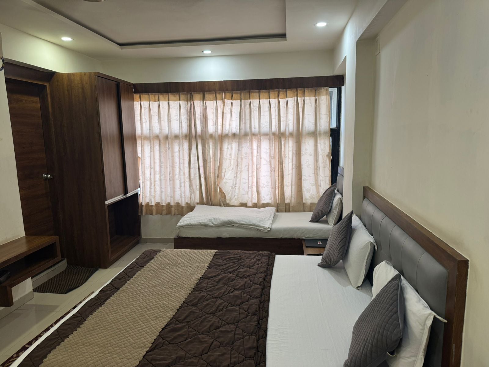 Hotel Mansarovar - Tap to explore photos