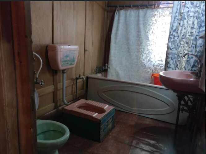 Bob Marley Houseboat - Tap to explore photos