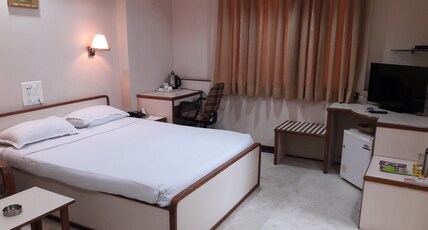 HOTEL GREEN ACRES Room Type - Executive Room with Work Desk
