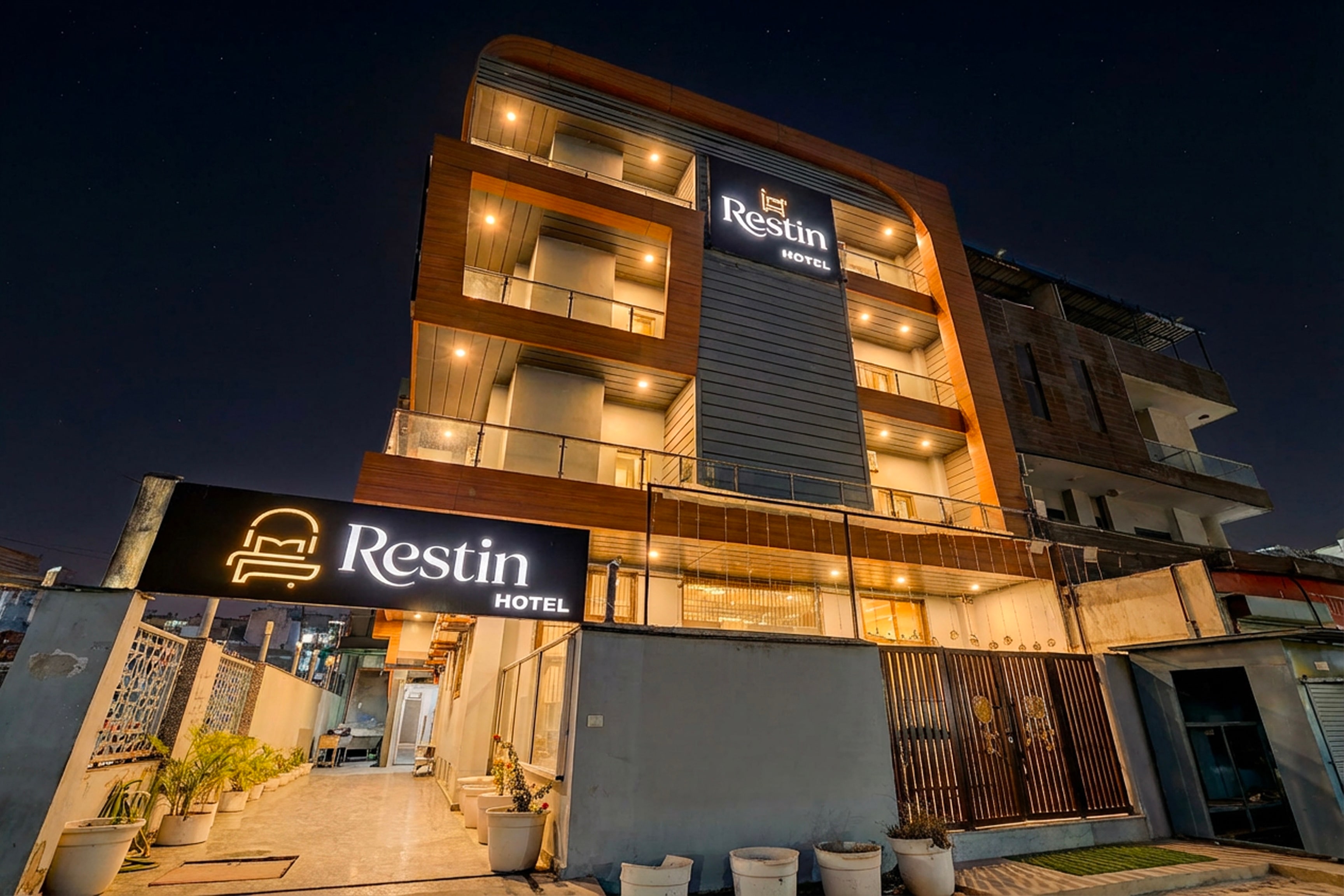 Restin Hotels Near Botanical Garden - Tap to explore photos
