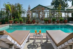 StayVista at 3 Rooms @ Villa Mountain Crest W/ Outdoor Pool