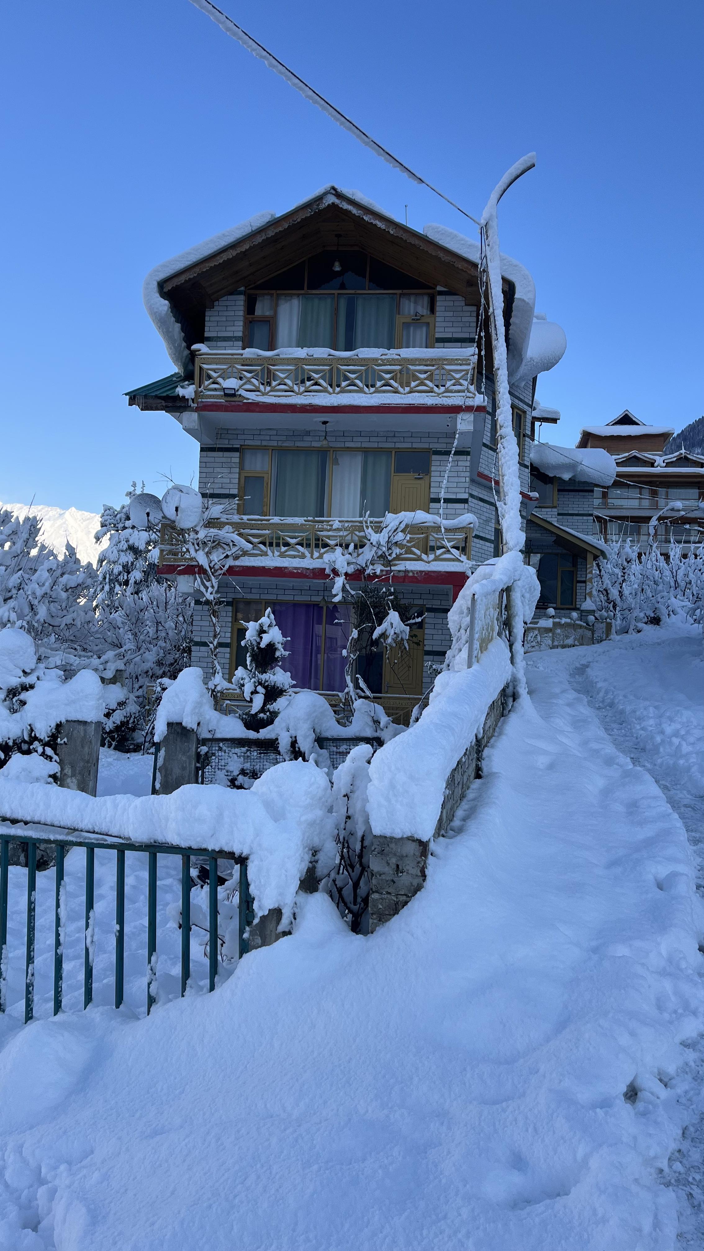 Castaway Cottage - Tap to explore photos