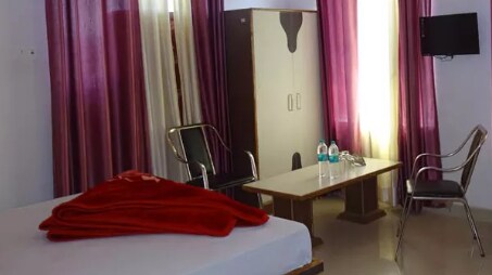Hotel Jhansla - Tap to explore photos
