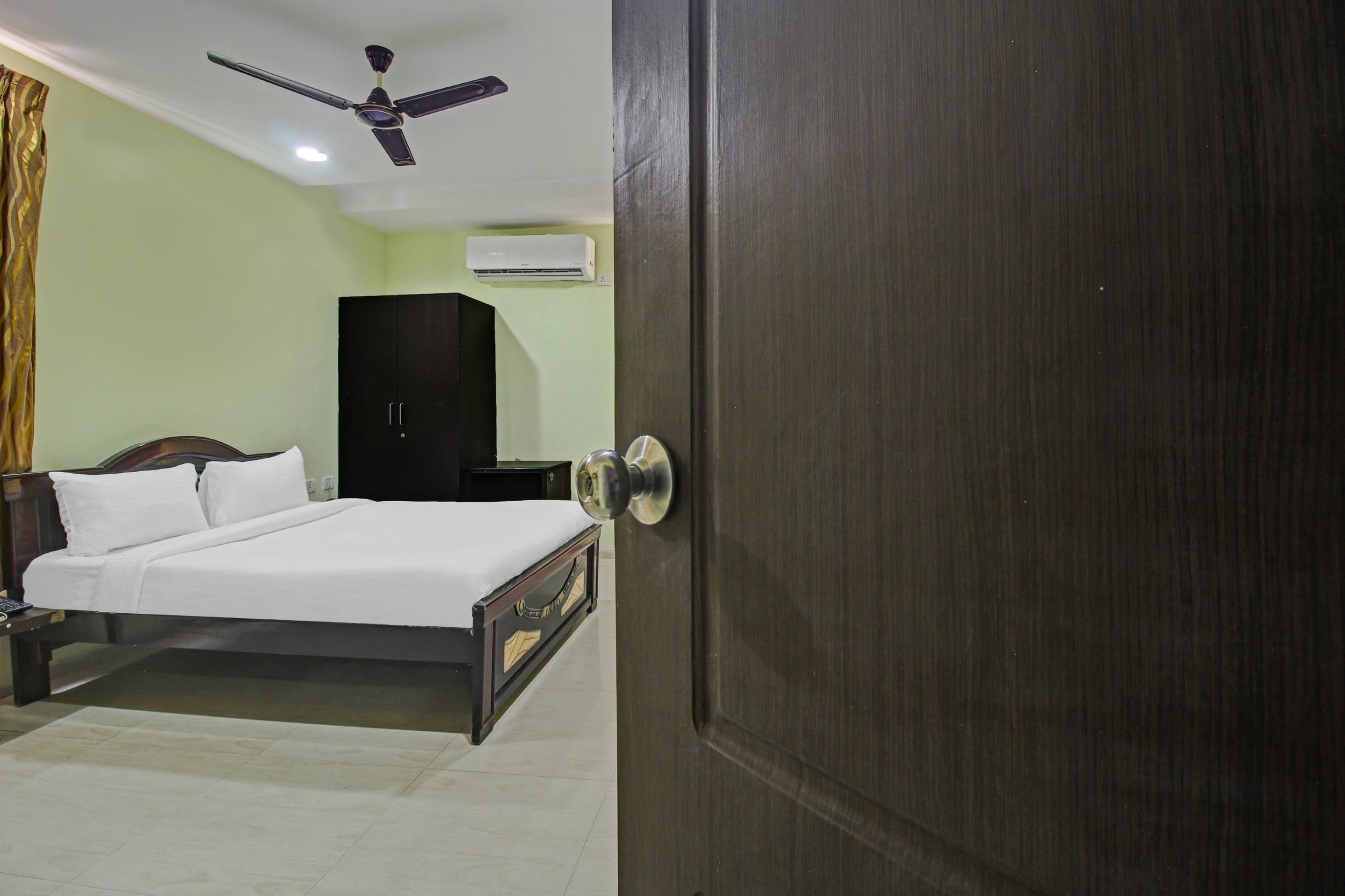Hotel O Sri Residency Near Hyderabad Central - Tap to explore photos