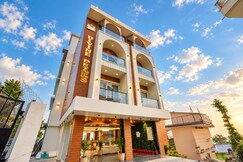White Panda Hotels Divine Peak