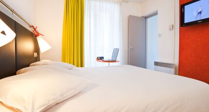ibis Styles Paris R Room Type - Standard Room with 1 double bed and 1 single bed ibis Styles Paris R Room Type - Standard Room with 1 double bed and 1 single bed
