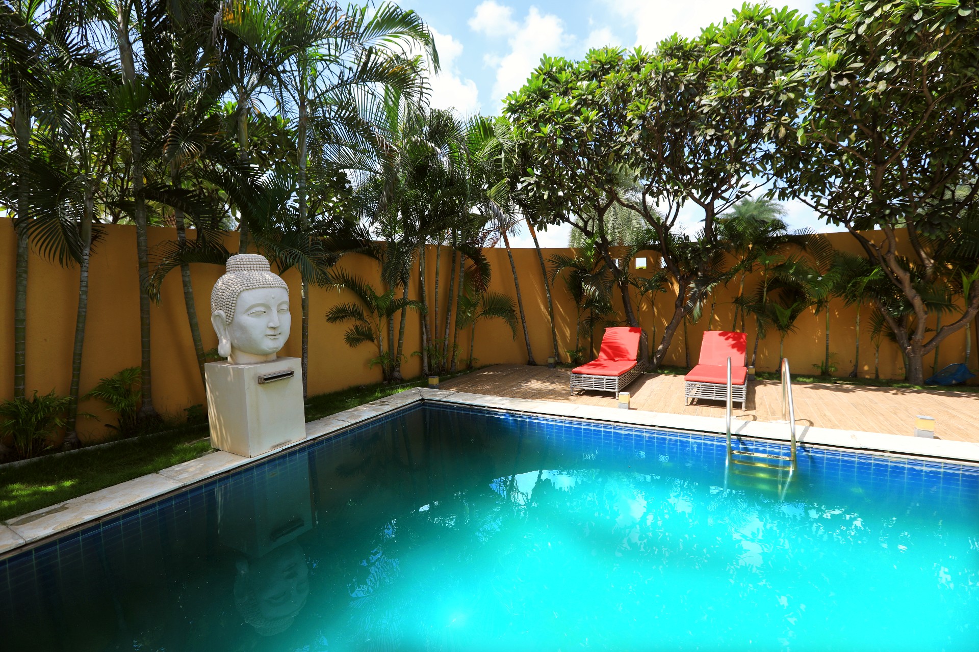 Flora Riverside - Tap to explore photos