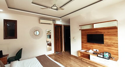 Sandalwood Hotel | Sec-38, Near Medanta Medicity Room Type - Executive Room with Private Balcony Sandalwood Hotel | Sec-38, Near Medanta Medicity Room Type - Executive Room with Private Balcony