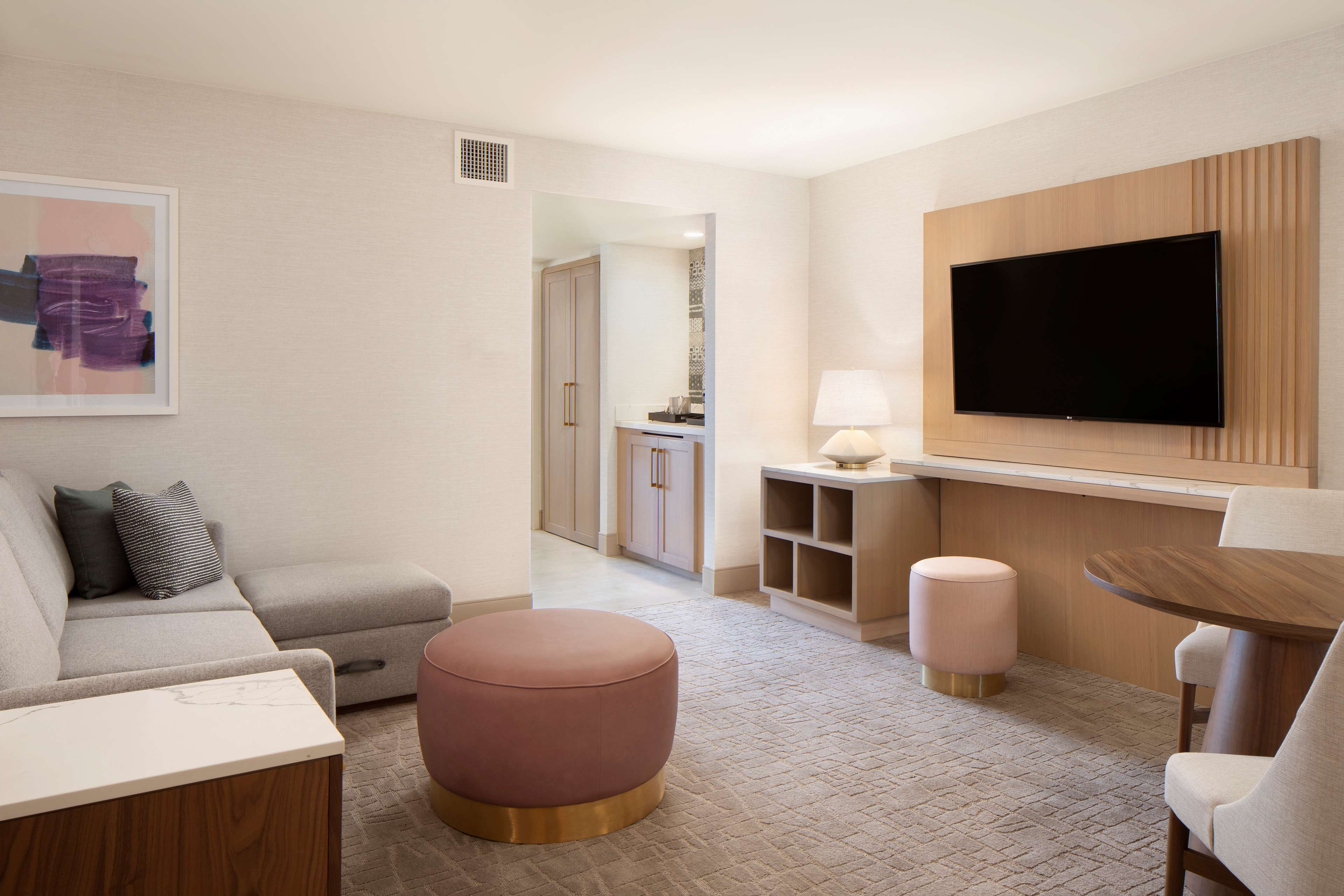 Hilton Santa Monica Hotel & Suites - Tap to explore photos