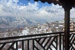 Cafe Saffron & Cottages Manali