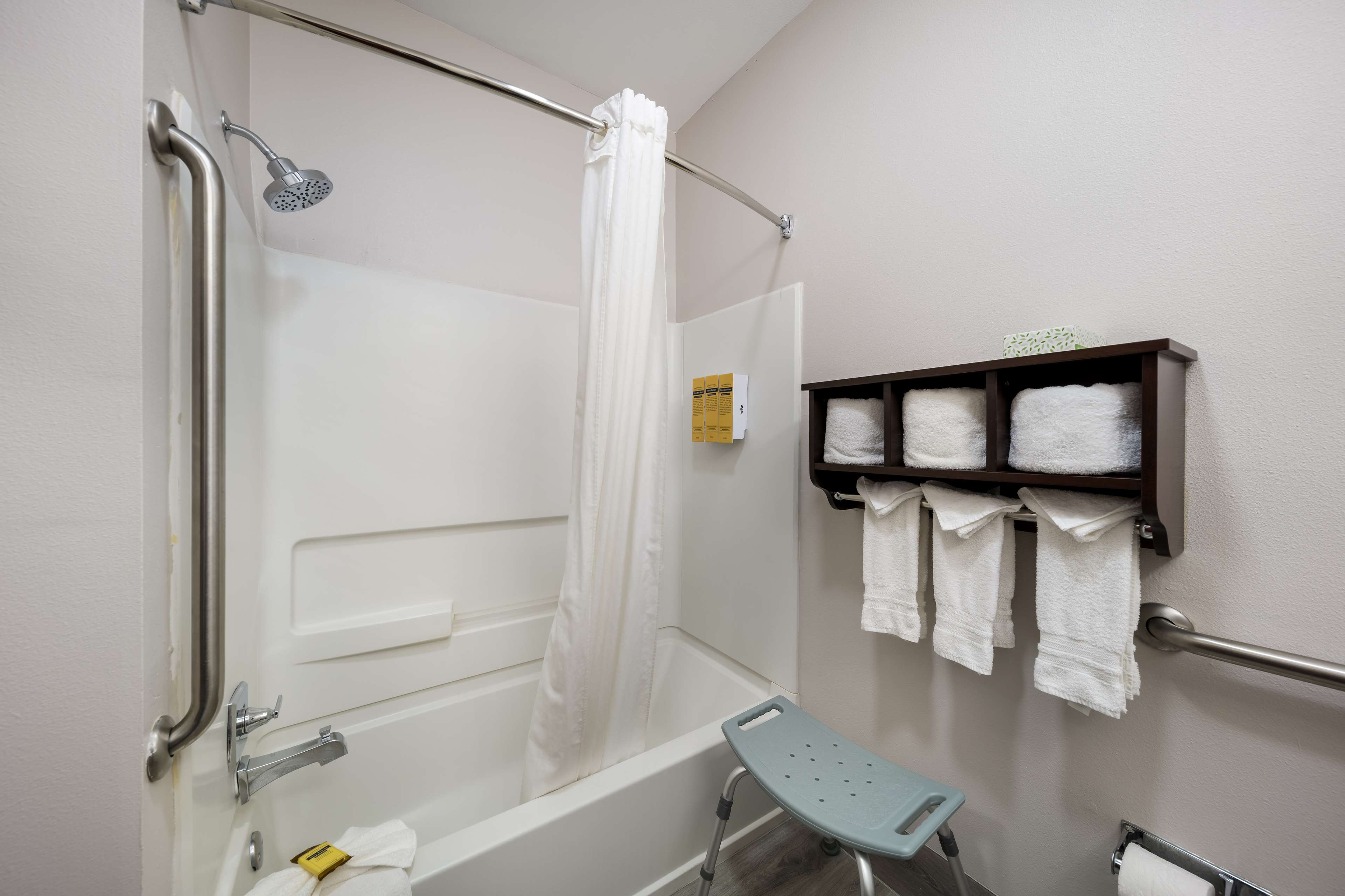 Best Western Plus Lake Dallas Inn & Suites - Tap to explore photos