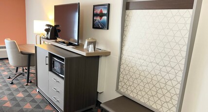 Holiday Inn Great Falls- Convention Center Room Type - 1 King 2 Queen 2 Bedroom Suite