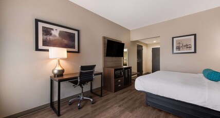 Best Western Albemarle Inn Room Type - Accessible - 1 King, Mobility Accessible, Communication Assistance, Roll In Shower, Microwave And Re Best Western Albemarle Inn Room Type - Accessible - 1 King, Mobility Accessible, Communication Assistance, Roll In Shower, Microwave And Re