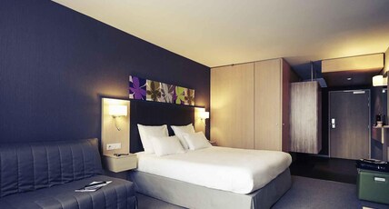 Mercure Valenciennes Centre Room Type - Family Room with 1 king-size bed and 1 sofa bed for 2 people Mercure Valenciennes Centre Room Type - Family Room with 1 king-size bed and 1 sofa bed for 2 people