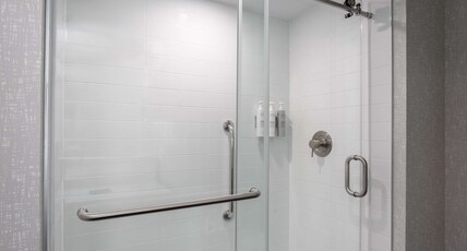 Hampton Inn by Hilton Brampton Toronto Room Type - 1 KING MIC FRG NS