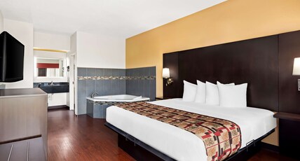 Best Western Lake Okeechobee Room Type - 1 King Bed, Non-Smoking, Downstairs, High Speed Internet Access, Jacuzzi, Microwave And Refrigerator