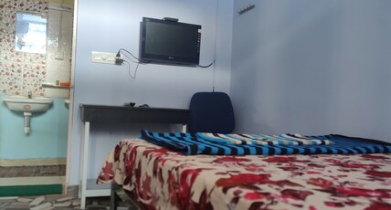 Ruby MG Road Hostel Room Type - Budget Couple Friendly A/C Double Room