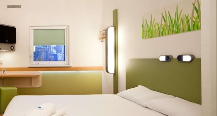 ibis budget Birmingham Centre Room Type - TRIPLE - room with a double bed and a single bunk bed