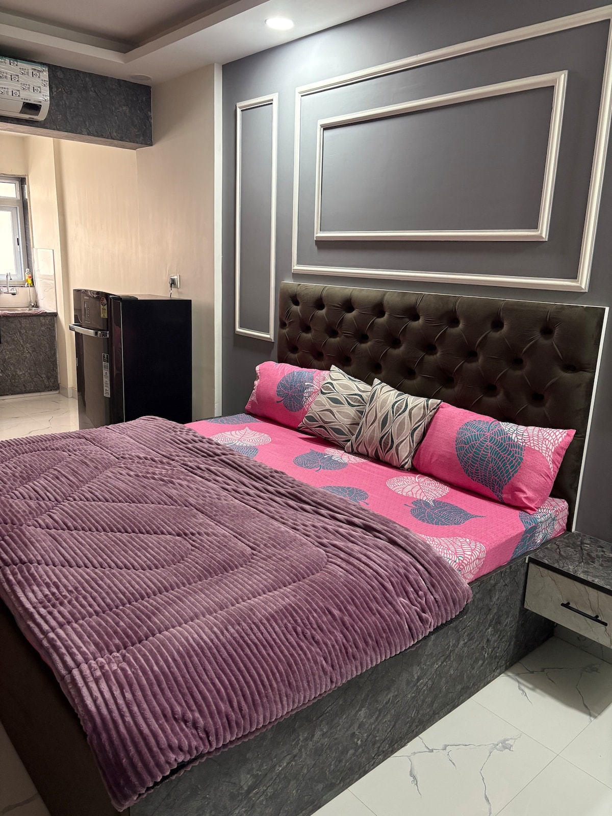 Elegant Studio Apt in West Delhi - Tap to explore photos