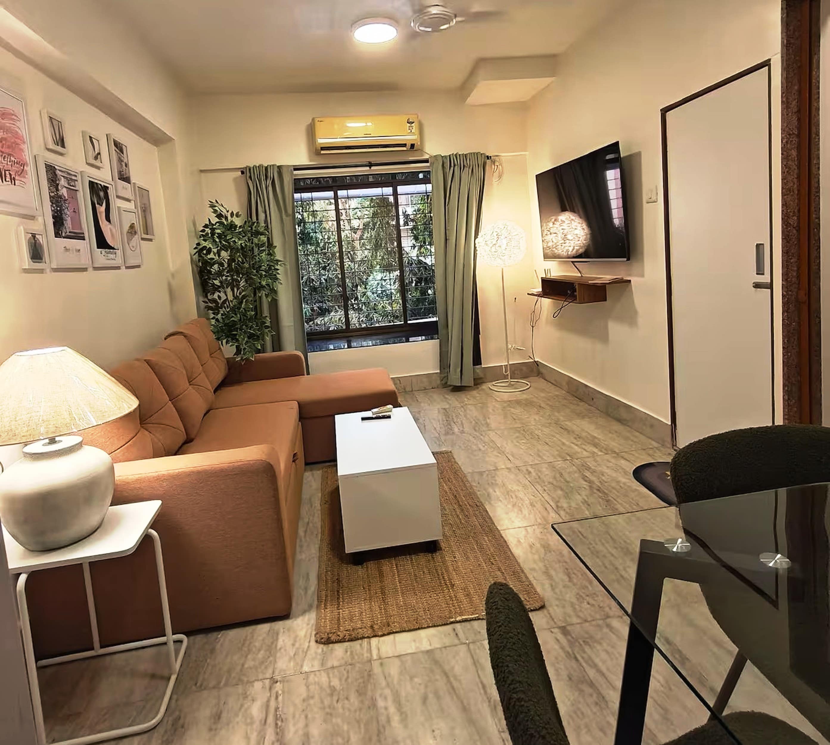 Cozy 1bhk off Carter Road - Tap to explore photos