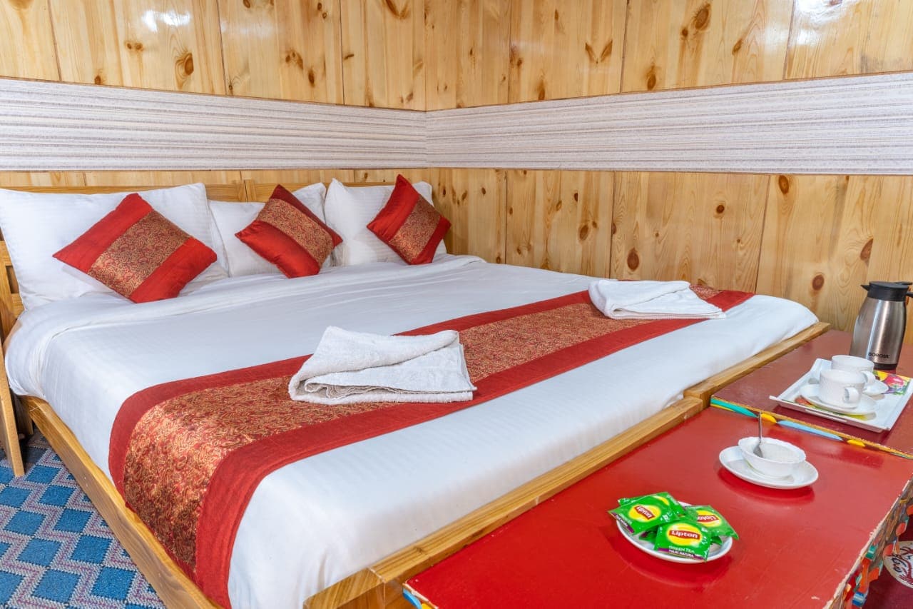 Polaris Cottage | 200m from Pangong Lake | 3 Idiots Shooting Point - Tap to explore photos